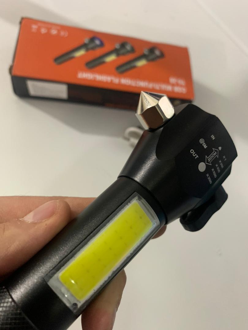 مصباح يدوي LED قابل لإعادة الشحن مع قاطع زجاج مدمج - 300 لومن - Lampe de poche LED rechargeable avec brise-vitre intégré - 300 Lumens