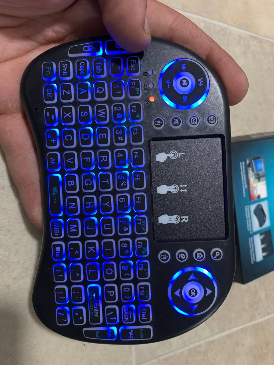 لوحة مفاتيح لاسلكية مع لوحة لمس، إضاءة خلفية ثلاثية الألوان، تحكم USB متعدد الوسائط - Clavier Sans Fil avec Pavé Tactile, Rétroéclairage Tricolore, Contrôle Multimédia USB