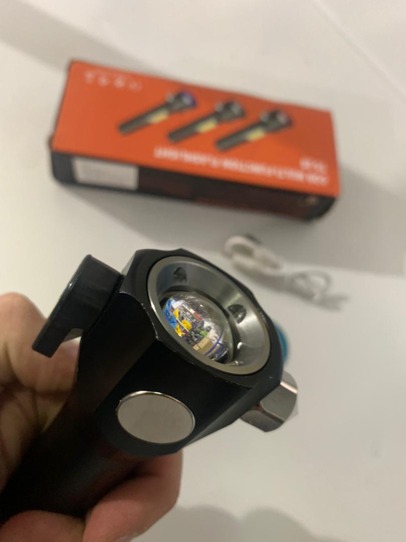 مصباح يدوي LED قابل لإعادة الشحن مع قاطع زجاج مدمج - 300 لومن - Lampe de poche LED rechargeable avec brise-vitre intégré - 300 Lumens