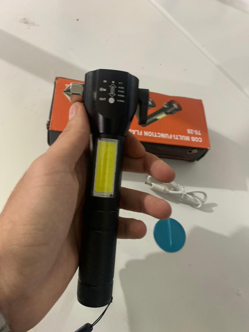 مصباح يدوي LED قابل لإعادة الشحن مع قاطع زجاج مدمج - 300 لومن - Lampe de poche LED rechargeable avec brise-vitre intégré - 300 Lumens