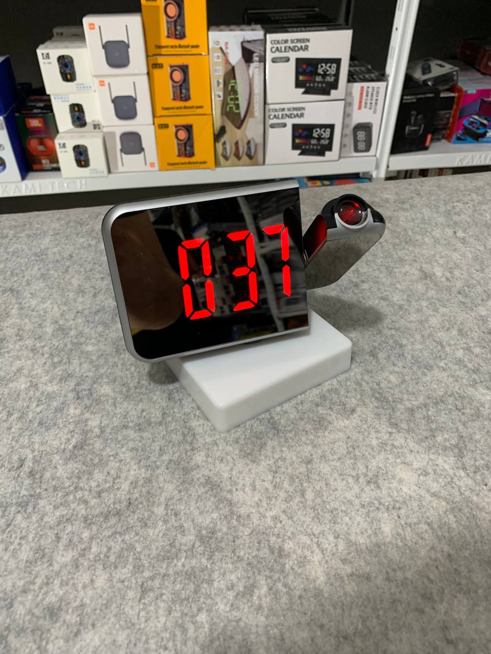 منبه رقمي ذكي Quickdz Shop مع بروجيكتور 180°، عرض حرارة، USB وغفوة DS-8590L - Réveil Numérique Intelligent Quickdz Shop avec Projecteur 180°, Température, USB & Snooze DS-8590L