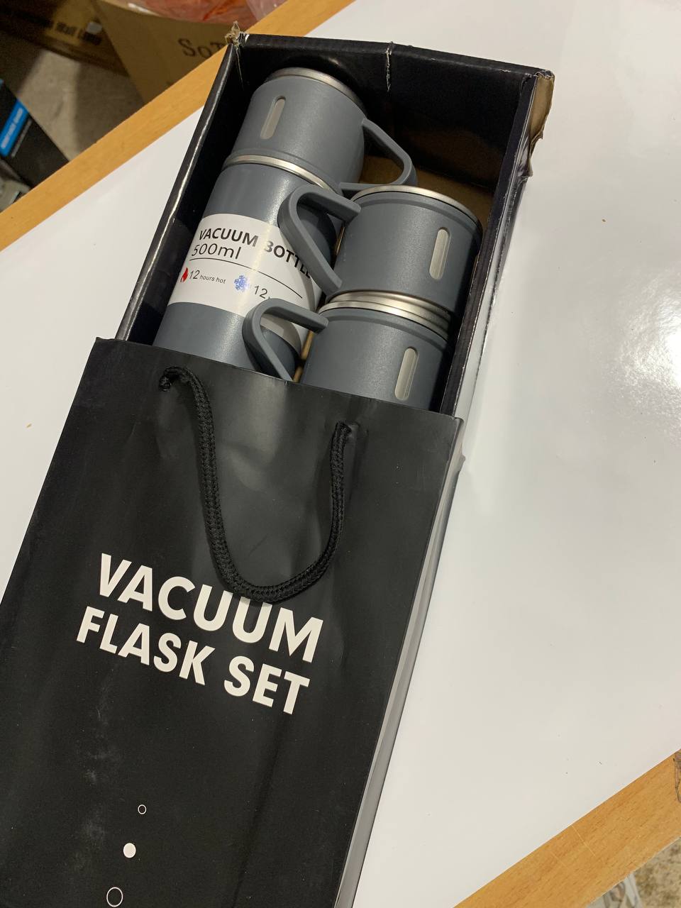 طقم ترمس حراري 500 مل مع 3 أكواب ستانلس ستيل - Ensemble Thermos 500ml avec 3 Tasses Thermiques en Acier Inoxydable